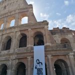 Il lenzuolo appeso sul Colosseo