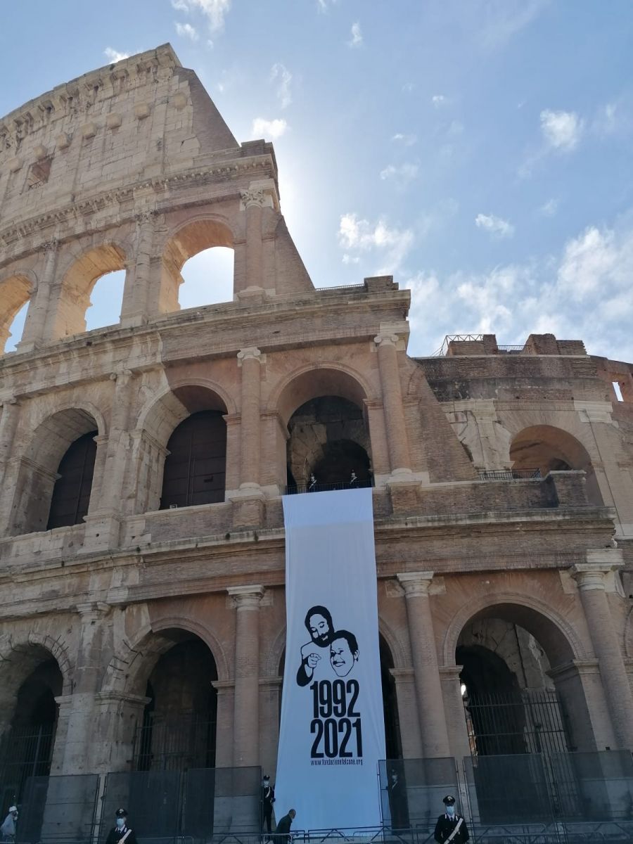 Il lenzuolo appeso sul Colosseo